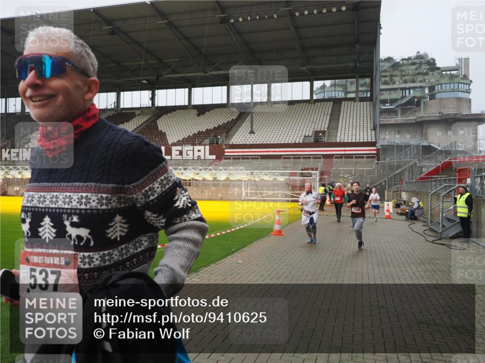 07.12.2025 - St. Pauli X-Mass-Run No. 15 Fabian Wolf http://msf.ph/oto/9410625 07.12.2025 11:11:30 Ziel 171, 182, 190, 411, 788, 812, 815, 841, 1145, 1146, 1147, 1309, 1321, 1589, 1714, 1767, 1770, 4801, 4805, 4806, 4810, 4813, 5005, 5006 meine-sportfotos.de