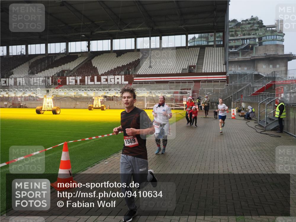 07.12.2025 - St. Pauli X-Mass-Run No. 15 Fabian Wolf http://msf.ph/oto/9410634 07.12.2025 11:11:31 Ziel 171, 182, 190, 411, 812, 815, 1145, 1146, 1147, 1309, 1321, 1589, 1711, 1714, 1767, 1770, 4805, 4806, 4810, 5005, 5006 meine-sportfotos.de