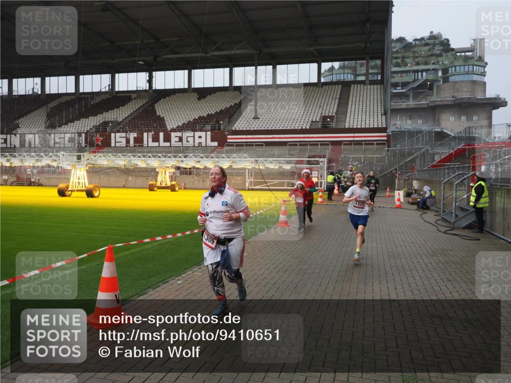 07.12.2025 - St. Pauli X-Mass-Run No. 15 Fabian Wolf http://msf.ph/oto/9410651 07.12.2025 11:11:32 Ziel 171, 182, 190, 1145, 1146, 1147, 1309, 1321, 1589, 1711, 1714, 1767, 1770, 4805, 4806, 4810, 5005, 5006 meine-sportfotos.de