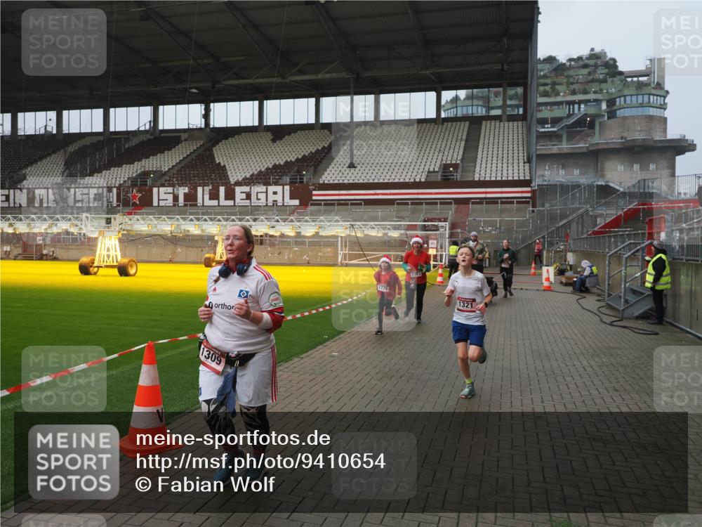 07.12.2025 - St. Pauli X-Mass-Run No. 15 Fabian Wolf http://msf.ph/oto/9410654 07.12.2025 11:11:33 Ziel 171, 182, 190, 1309, 1321, 1589, 1711, 1714, 1767, 1770, 4805, 4806, 4810, 5005, 5006 meine-sportfotos.de