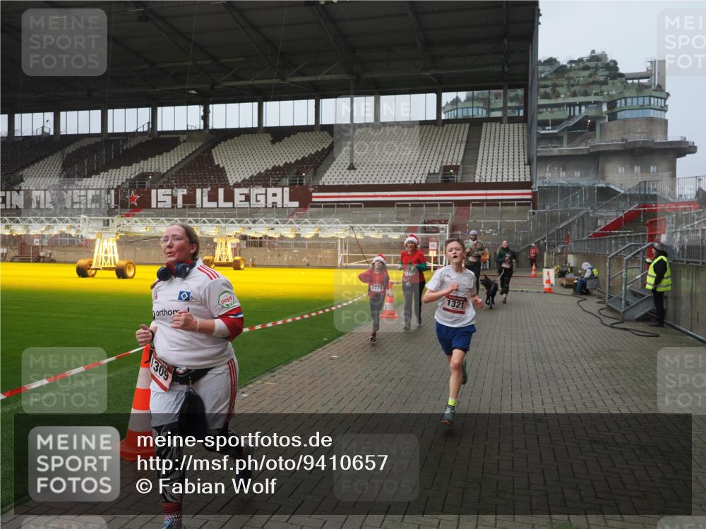 07.12.2025 - St. Pauli X-Mass-Run No. 15 Fabian Wolf http://msf.ph/oto/9410657 07.12.2025 11:11:33 Ziel 171, 182, 190, 1309, 1321, 1589, 1711, 1714, 1767, 1770, 4805, 4806, 4810, 5005, 5006 meine-sportfotos.de
