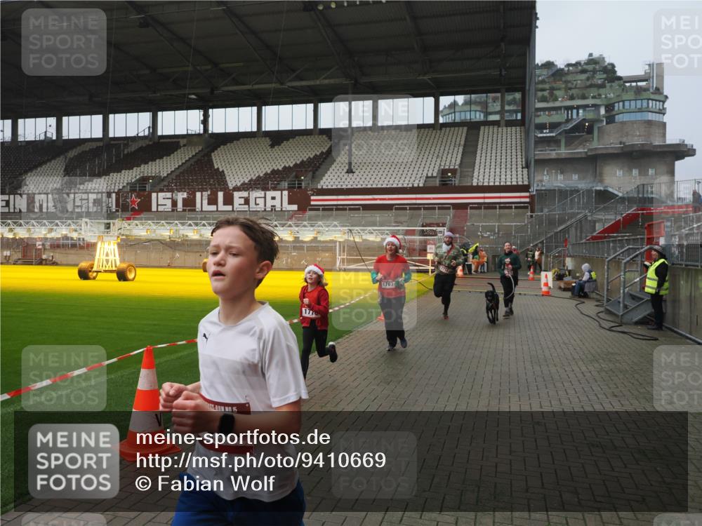 07.12.2025 - St. Pauli X-Mass-Run No. 15 Fabian Wolf http://msf.ph/oto/9410669 07.12.2025 11:11:34 Ziel 171, 182, 190, 1309, 1321, 1589, 1711, 1714, 1767, 1770, 4805, 4806, 4810, 5005, 5006 meine-sportfotos.de
