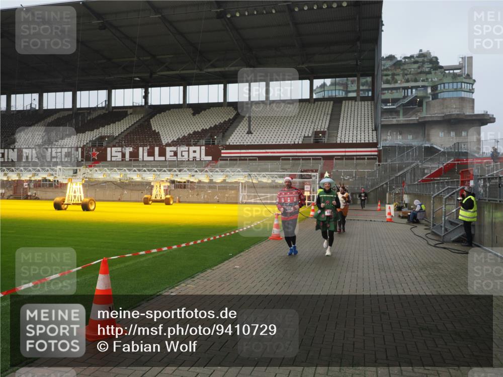 07.12.2025 - St. Pauli X-Mass-Run No. 15 Fabian Wolf http://msf.ph/oto/9410729 07.12.2025 11:11:45 Ziel 679, 689, 690, 1186, 1321, 1589, 1711, 1714, 1767 meine-sportfotos.de