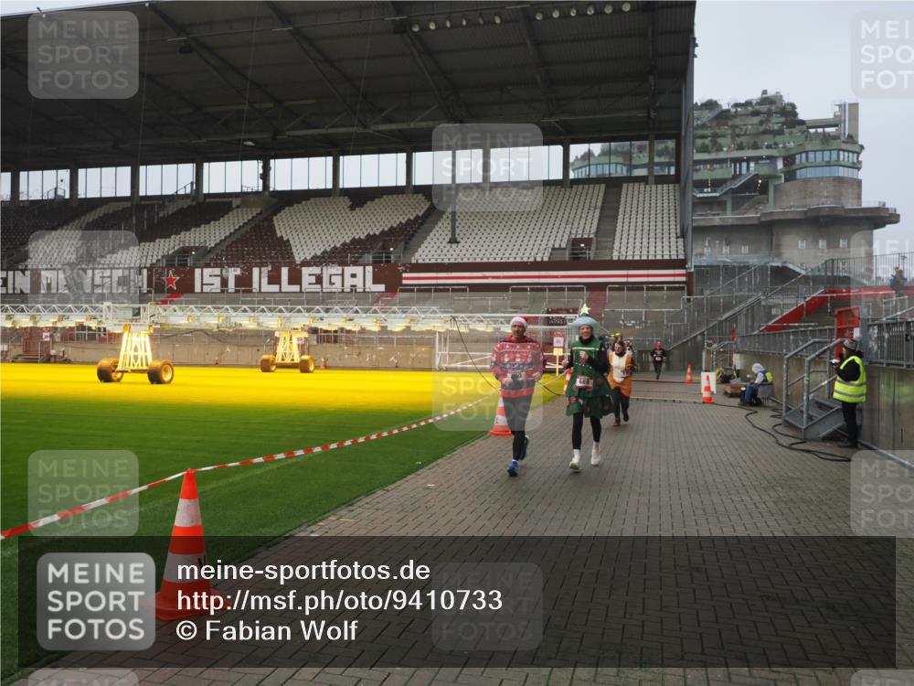 07.12.2025 - St. Pauli X-Mass-Run No. 15 Fabian Wolf http://msf.ph/oto/9410733 07.12.2025 11:11:45 Ziel 679, 689, 690, 1186, 1321, 1589, 1711, 1714, 1767 meine-sportfotos.de