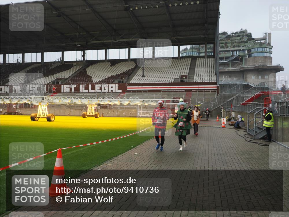 07.12.2025 - St. Pauli X-Mass-Run No. 15 Fabian Wolf http://msf.ph/oto/9410736 07.12.2025 11:11:46 Ziel 679, 689, 690, 1186, 1321, 1589, 1711, 1714 meine-sportfotos.de