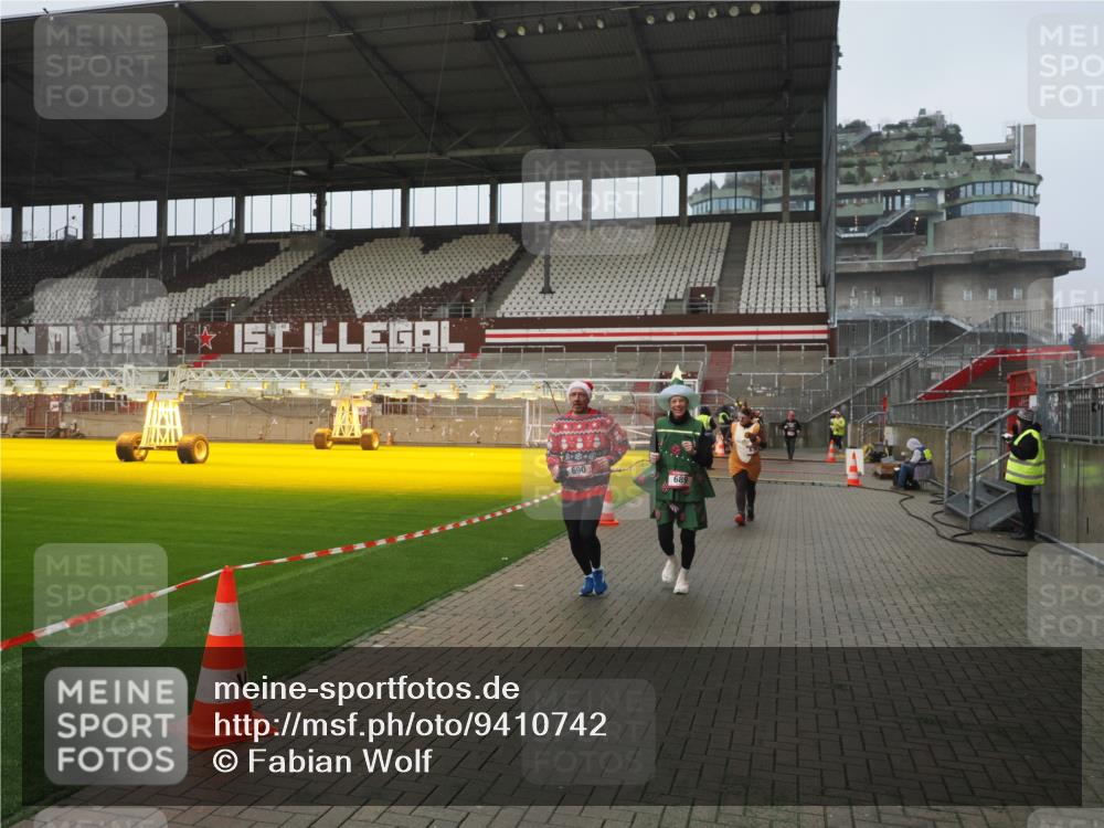 07.12.2025 - St. Pauli X-Mass-Run No. 15 Fabian Wolf http://msf.ph/oto/9410742 07.12.2025 11:11:46 Ziel 679, 689, 690, 1186, 1321, 1589, 1711, 1714 meine-sportfotos.de