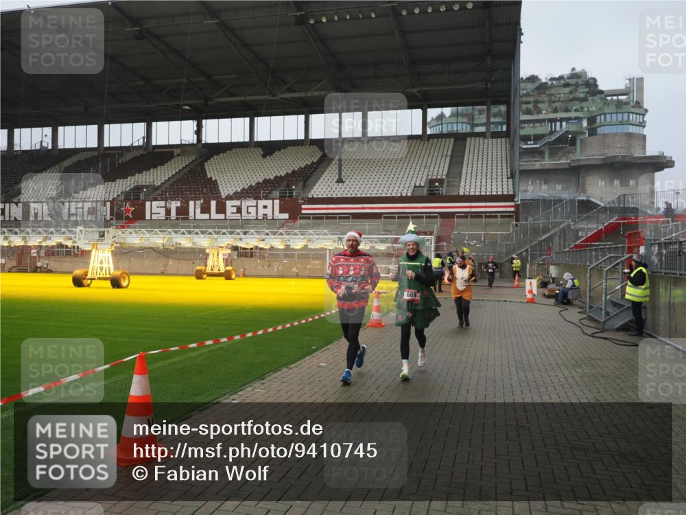 07.12.2025 - St. Pauli X-Mass-Run No. 15 Fabian Wolf http://msf.ph/oto/9410745 07.12.2025 11:11:46 Ziel 679, 689, 690, 1186, 1321, 1589, 1711, 1714 meine-sportfotos.de