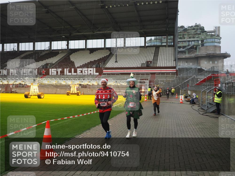 07.12.2025 - St. Pauli X-Mass-Run No. 15 Fabian Wolf http://msf.ph/oto/9410754 07.12.2025 11:11:47 Ziel 679, 689, 690, 694, 1186, 1321, 1711, 1714 meine-sportfotos.de