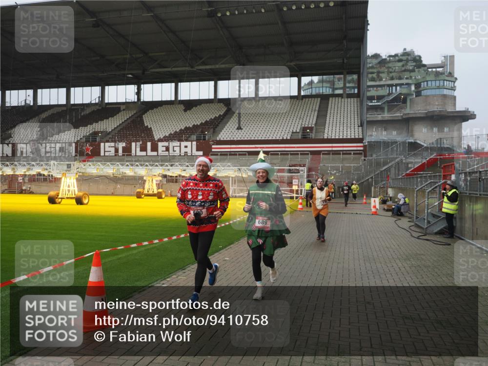 07.12.2025 - St. Pauli X-Mass-Run No. 15 Fabian Wolf http://msf.ph/oto/9410758 07.12.2025 11:11:47 Ziel 679, 689, 690, 694, 1186, 1321, 1711, 1714 meine-sportfotos.de