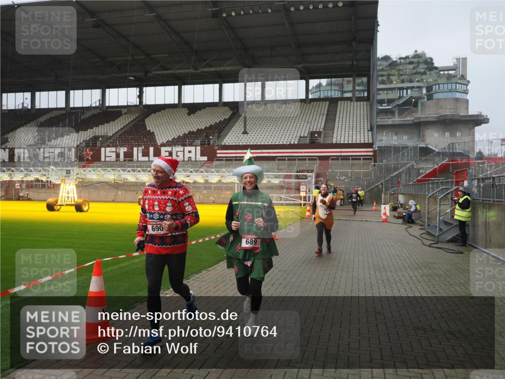 07.12.2025 - St. Pauli X-Mass-Run No. 15 Fabian Wolf http://msf.ph/oto/9410764 07.12.2025 11:11:47 Ziel 679, 689, 690, 694, 1186, 1321, 1711, 1714 meine-sportfotos.de