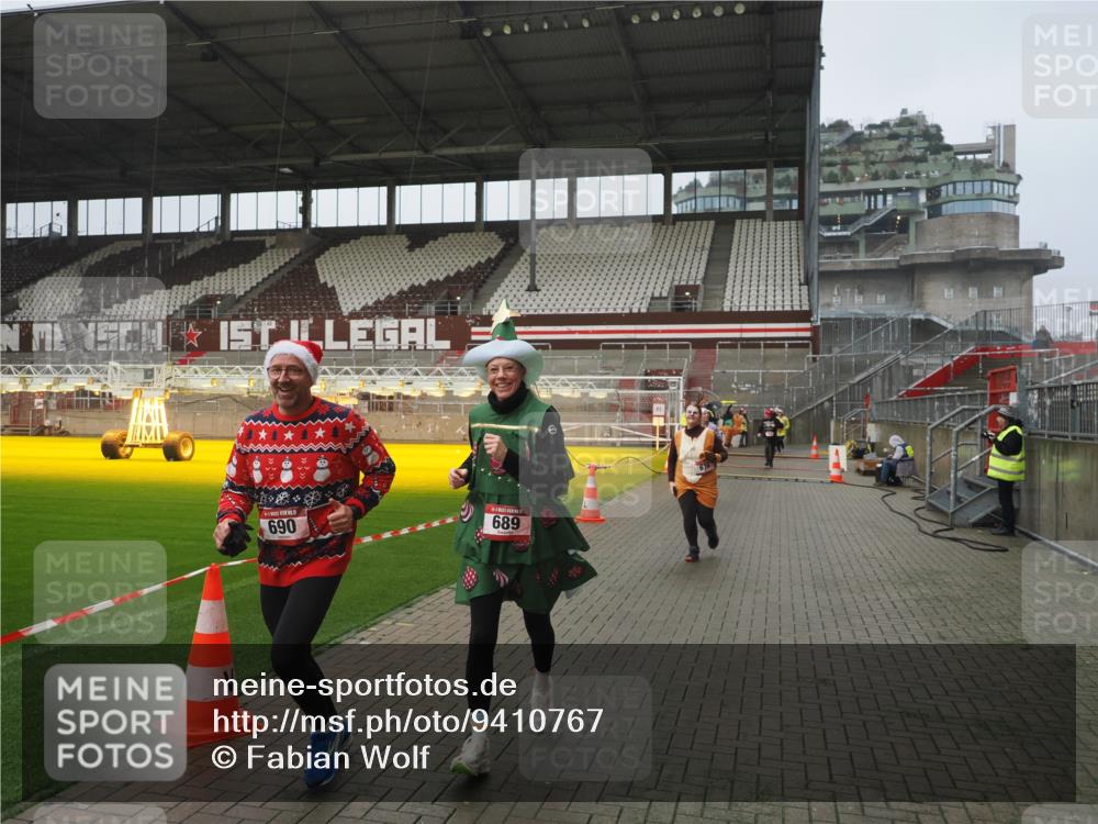 07.12.2025 - St. Pauli X-Mass-Run No. 15 Fabian Wolf http://msf.ph/oto/9410767 07.12.2025 11:11:47 Ziel 679, 689, 690, 694, 1186, 1321, 1711, 1714 meine-sportfotos.de