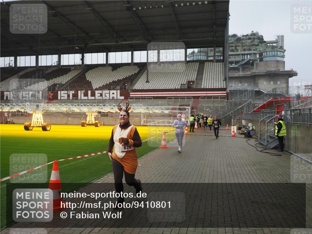 07.12.2025 - St. Pauli X-Mass-Run No. 15 Fabian Wolf http://msf.ph/oto/9410801 07.12.2025 11:11:50 Ziel 408, 679, 689, 690, 694, 1186, 1711, 1714 meine-sportfotos.de