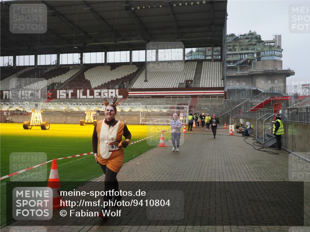 07.12.2025 - St. Pauli X-Mass-Run No. 15 Fabian Wolf http://msf.ph/oto/9410804 07.12.2025 11:11:50 Ziel 408, 679, 689, 690, 694, 1186, 1711, 1714 meine-sportfotos.de