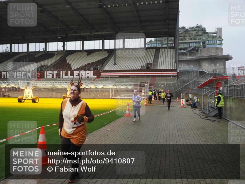 07.12.2025 - St. Pauli X-Mass-Run No. 15 Fabian Wolf http://msf.ph/oto/9410807 07.12.2025 11:11:50 Ziel 408, 679, 689, 690, 694, 1186, 1711, 1714 meine-sportfotos.de