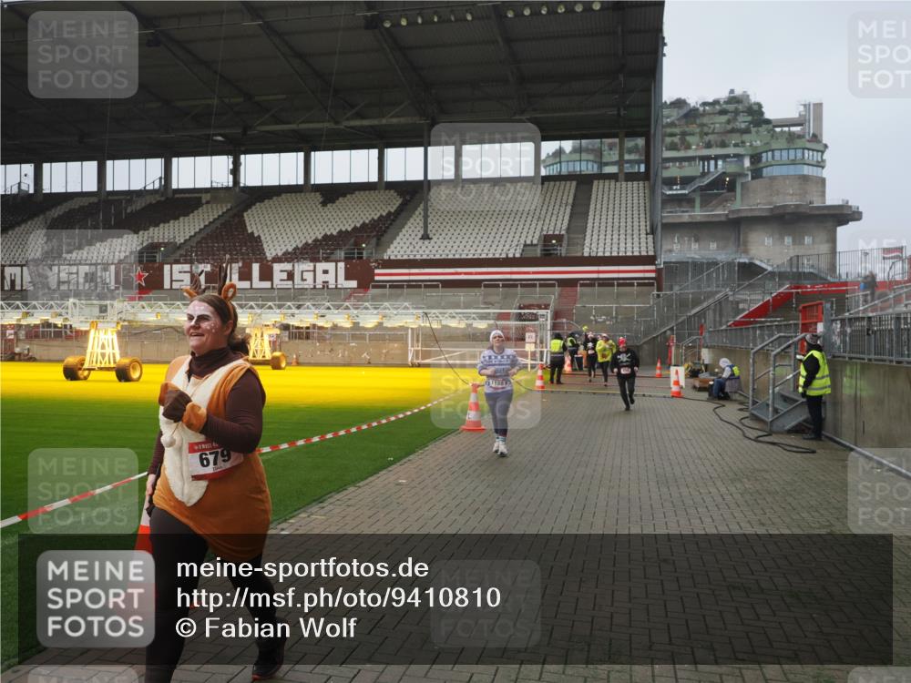 07.12.2025 - St. Pauli X-Mass-Run No. 15 Fabian Wolf http://msf.ph/oto/9410810 07.12.2025 11:11:50 Ziel 408, 679, 689, 690, 694, 1186, 1711, 1714 meine-sportfotos.de