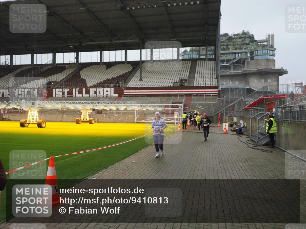 07.12.2025 - St. Pauli X-Mass-Run No. 15 Fabian Wolf http://msf.ph/oto/9410813 07.12.2025 11:11:51 Ziel 408, 437, 679, 689, 690, 694, 1186, 1711 meine-sportfotos.de