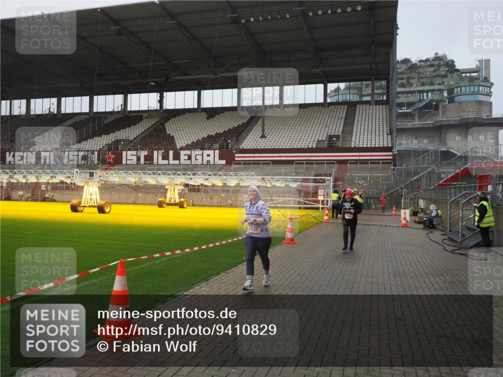 07.12.2025 - St. Pauli X-Mass-Run No. 15 Fabian Wolf http://msf.ph/oto/9410829 07.12.2025 11:11:52 Ziel 408, 437, 679, 689, 690, 694, 1186 meine-sportfotos.de
