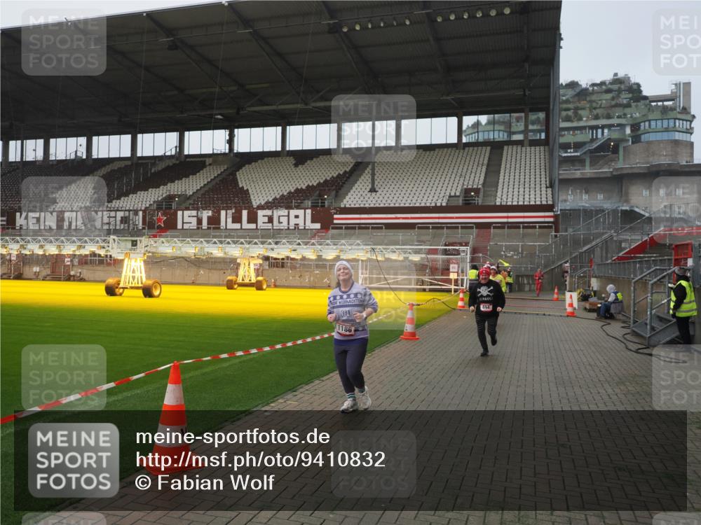 07.12.2025 - St. Pauli X-Mass-Run No. 15 Fabian Wolf http://msf.ph/oto/9410832 07.12.2025 11:11:52 Ziel 408, 437, 679, 689, 690, 694, 1186 meine-sportfotos.de