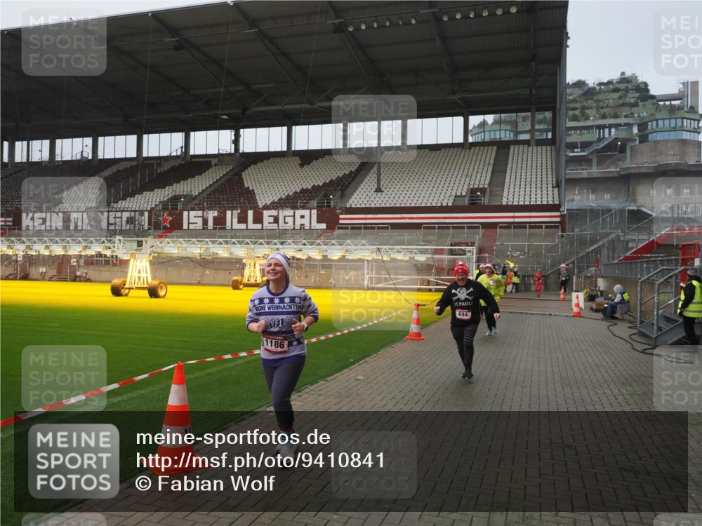 07.12.2025 - St. Pauli X-Mass-Run No. 15 Fabian Wolf http://msf.ph/oto/9410841 07.12.2025 11:11:53 Ziel 408, 437, 679, 689, 690, 694, 1186 meine-sportfotos.de