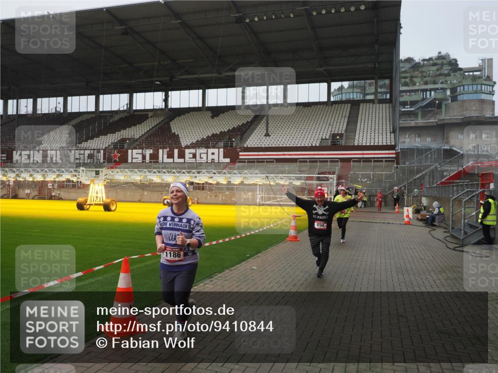 07.12.2025 - St. Pauli X-Mass-Run No. 15 Fabian Wolf http://msf.ph/oto/9410844 07.12.2025 11:11:53 Ziel 408, 437, 679, 689, 690, 694, 1186 meine-sportfotos.de