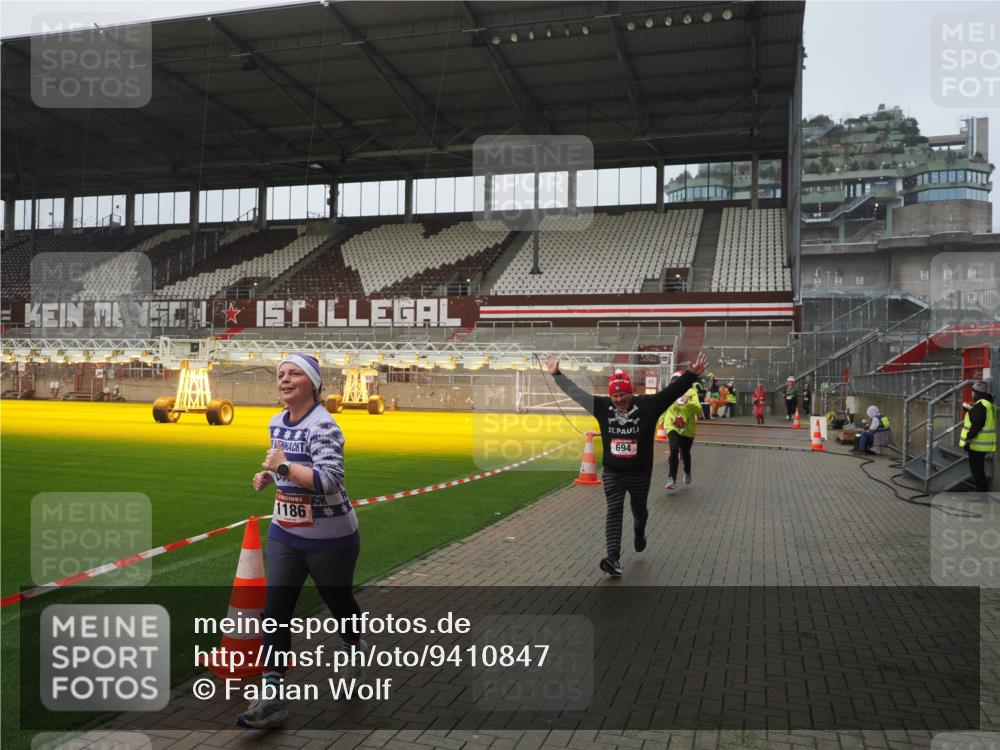 07.12.2025 - St. Pauli X-Mass-Run No. 15 Fabian Wolf http://msf.ph/oto/9410847 07.12.2025 11:11:53 Ziel 408, 437, 679, 689, 690, 694, 1186 meine-sportfotos.de