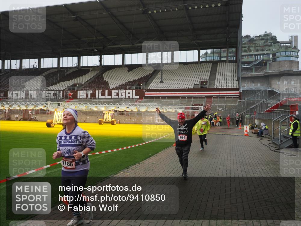07.12.2025 - St. Pauli X-Mass-Run No. 15 Fabian Wolf http://msf.ph/oto/9410850 07.12.2025 11:11:54 Ziel 408, 437, 679, 689, 690, 694, 1186 meine-sportfotos.de