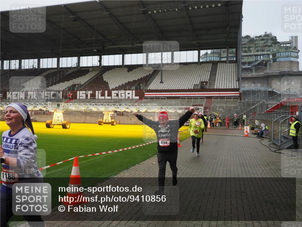 07.12.2025 - St. Pauli X-Mass-Run No. 15 Fabian Wolf http://msf.ph/oto/9410856 07.12.2025 11:11:54 Ziel 408, 437, 679, 689, 690, 694, 1186 meine-sportfotos.de