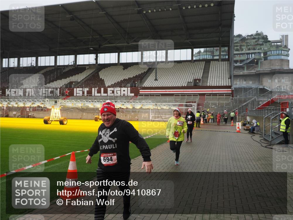 07.12.2025 - St. Pauli X-Mass-Run No. 15 Fabian Wolf http://msf.ph/oto/9410867 07.12.2025 11:11:55 Ziel 408, 437, 679, 689, 690, 694, 1186 meine-sportfotos.de
