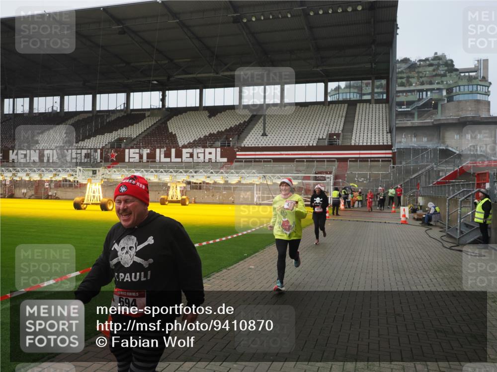 07.12.2025 - St. Pauli X-Mass-Run No. 15 Fabian Wolf http://msf.ph/oto/9410870 07.12.2025 11:11:55 Ziel 408, 437, 679, 689, 690, 694, 1186 meine-sportfotos.de