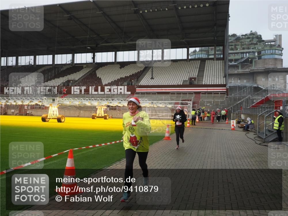 07.12.2025 - St. Pauli X-Mass-Run No. 15 Fabian Wolf http://msf.ph/oto/9410879 07.12.2025 11:11:55 Ziel 408, 437, 679, 689, 690, 694, 1186 meine-sportfotos.de
