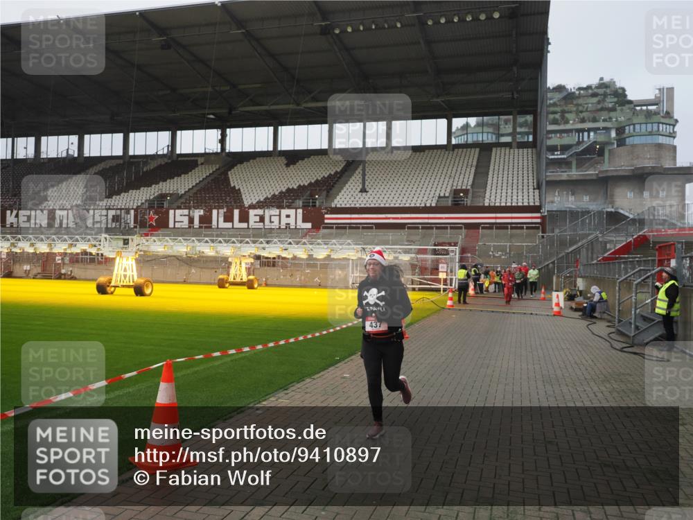 07.12.2025 - St. Pauli X-Mass-Run No. 15 Fabian Wolf http://msf.ph/oto/9410897 07.12.2025 11:11:57 Ziel 408, 437, 679, 689, 690, 694, 695, 1186 meine-sportfotos.de