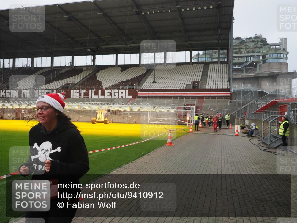 07.12.2025 - St. Pauli X-Mass-Run No. 15 Fabian Wolf http://msf.ph/oto/9410912 07.12.2025 11:11:58 Ziel 408, 437, 679, 689, 690, 694, 695, 819, 1186 meine-sportfotos.de