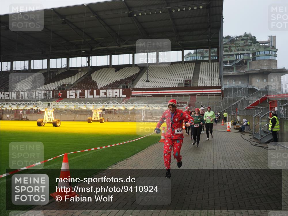 07.12.2025 - St. Pauli X-Mass-Run No. 15 Fabian Wolf http://msf.ph/oto/9410924 07.12.2025 11:12:06 Ziel 388, 408, 416, 437, 694, 695, 819, 1246, 1278 meine-sportfotos.de