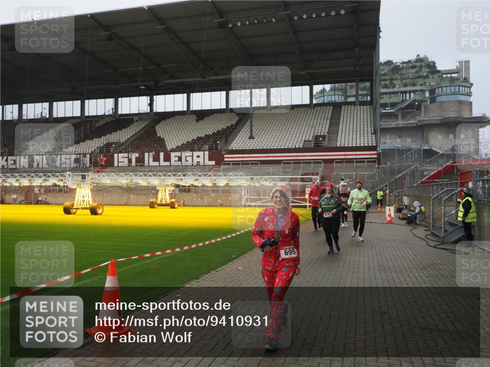 07.12.2025 - St. Pauli X-Mass-Run No. 15 Fabian Wolf http://msf.ph/oto/9410931 07.12.2025 11:12:06 Ziel 388, 408, 416, 437, 694, 695, 819, 1246, 1278 meine-sportfotos.de