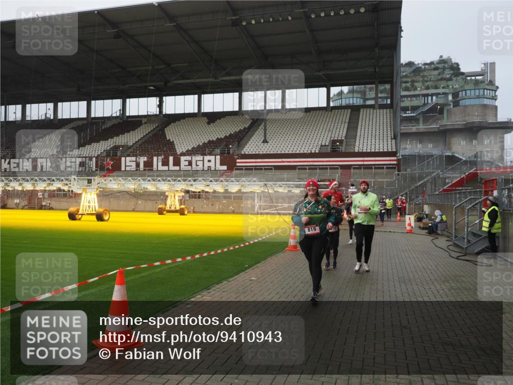 07.12.2025 - St. Pauli X-Mass-Run No. 15 Fabian Wolf http://msf.ph/oto/9410943 07.12.2025 11:12:08 Ziel 76, 79, 388, 408, 416, 437, 695, 819, 1246, 1278 meine-sportfotos.de