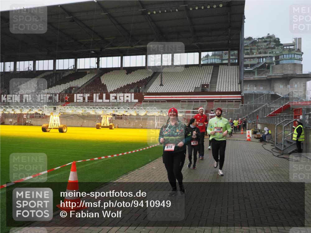 07.12.2025 - St. Pauli X-Mass-Run No. 15 Fabian Wolf http://msf.ph/oto/9410949 07.12.2025 11:12:08 Ziel 76, 79, 388, 408, 416, 437, 695, 819, 1246, 1278 meine-sportfotos.de