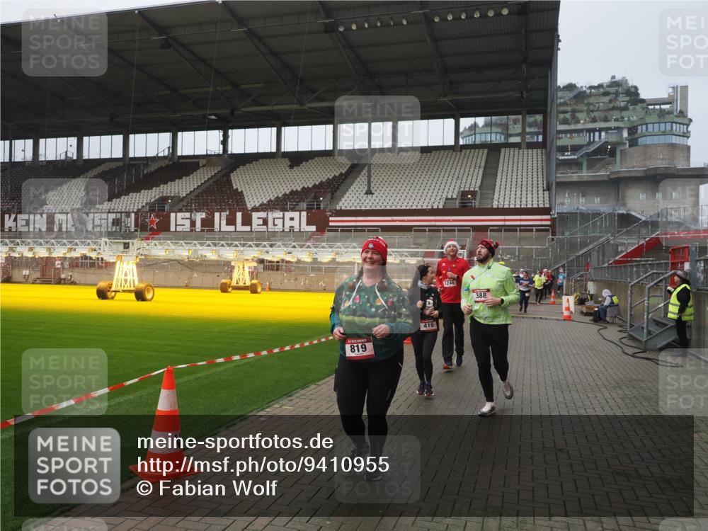07.12.2025 - St. Pauli X-Mass-Run No. 15 Fabian Wolf http://msf.ph/oto/9410955 07.12.2025 11:12:09 Ziel 76, 79, 388, 408, 416, 437, 695, 819, 1246, 1278 meine-sportfotos.de