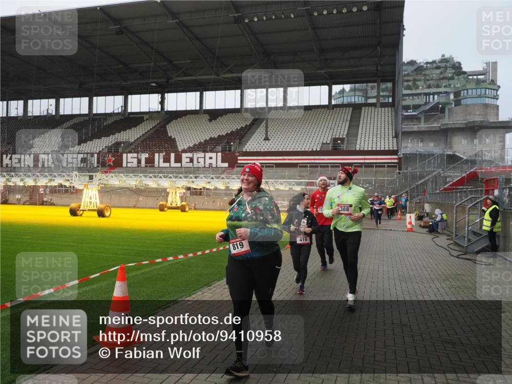 07.12.2025 - St. Pauli X-Mass-Run No. 15 Fabian Wolf http://msf.ph/oto/9410958 07.12.2025 11:12:09 Ziel 76, 79, 388, 408, 416, 437, 695, 819, 1246, 1278 meine-sportfotos.de