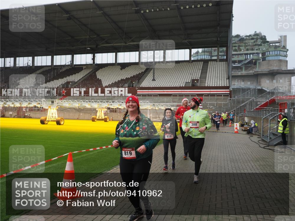 07.12.2025 - St. Pauli X-Mass-Run No. 15 Fabian Wolf http://msf.ph/oto/9410962 07.12.2025 11:12:09 Ziel 76, 79, 388, 408, 416, 437, 695, 819, 1246, 1278 meine-sportfotos.de