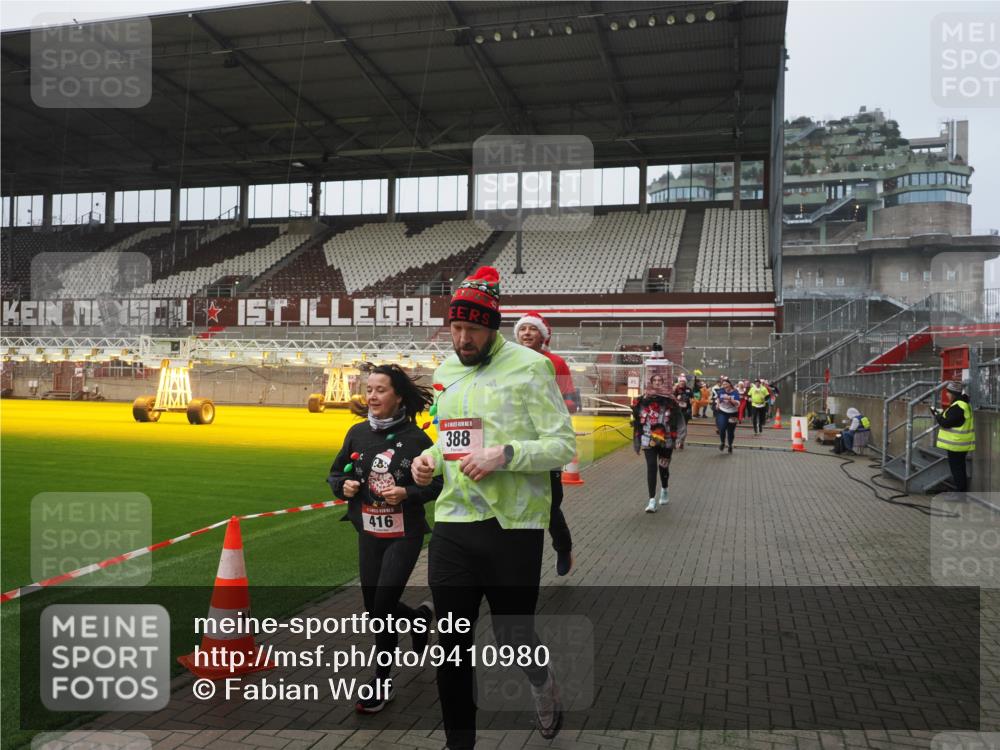 07.12.2025 - St. Pauli X-Mass-Run No. 15 Fabian Wolf http://msf.ph/oto/9410980 07.12.2025 11:12:10 Ziel 76, 79, 388, 408, 416, 437, 605, 695, 819, 1246, 1278 meine-sportfotos.de