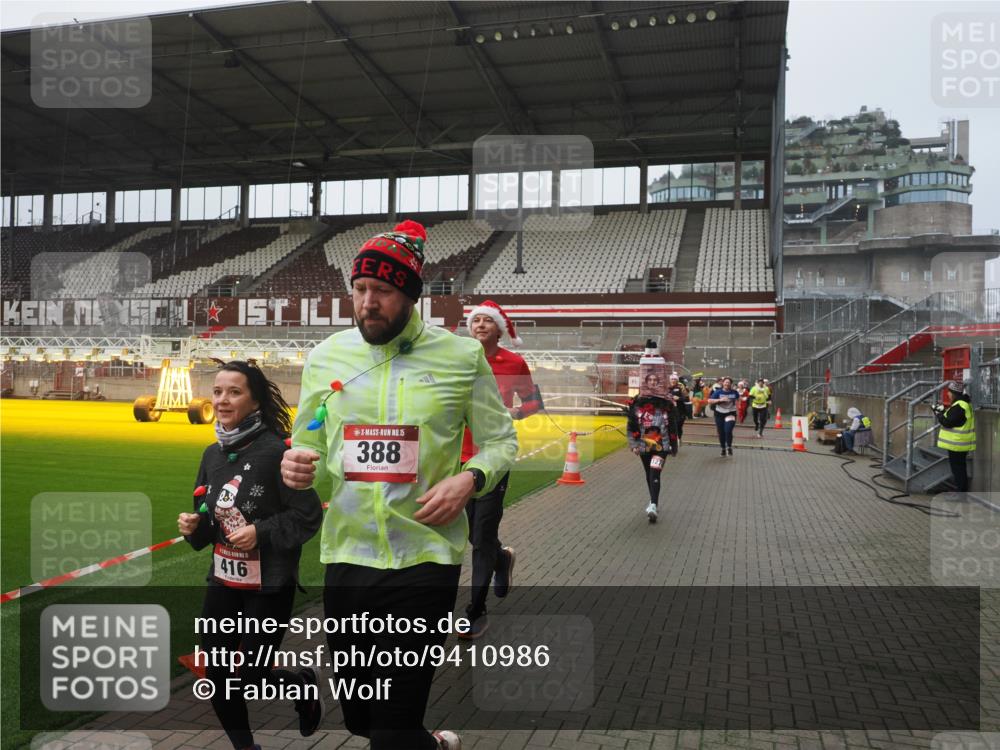 07.12.2025 - St. Pauli X-Mass-Run No. 15 Fabian Wolf http://msf.ph/oto/9410986 07.12.2025 11:12:11 Ziel 76, 79, 388, 416, 437, 597, 605, 695, 819, 1246, 1278 meine-sportfotos.de
