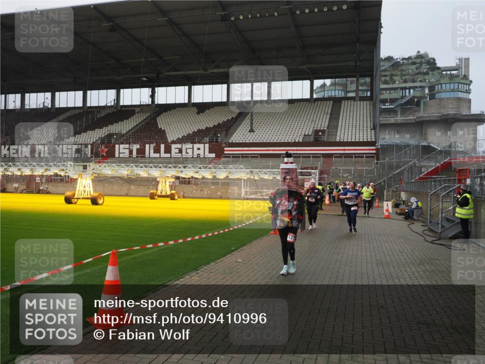 07.12.2025 - St. Pauli X-Mass-Run No. 15 Fabian Wolf http://msf.ph/oto/9410996 07.12.2025 11:12:12 Ziel 76, 79, 388, 416, 597, 605, 695, 819, 836, 1246, 1278 meine-sportfotos.de