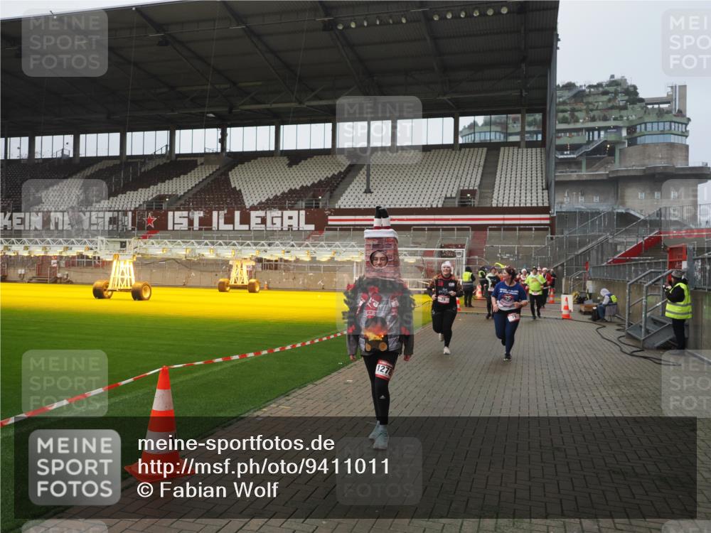07.12.2025 - St. Pauli X-Mass-Run No. 15 Fabian Wolf http://msf.ph/oto/9411011 07.12.2025 11:12:13 Ziel 76, 79, 388, 416, 597, 605, 695, 819, 836, 888, 1246, 1278 meine-sportfotos.de
