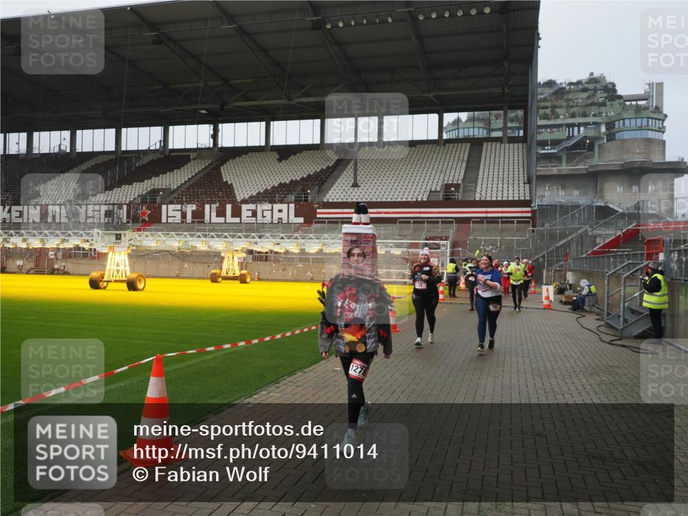 07.12.2025 - St. Pauli X-Mass-Run No. 15 Fabian Wolf http://msf.ph/oto/9411014 07.12.2025 11:12:14 Ziel 76, 79, 388, 416, 597, 605, 695, 819, 836, 839, 888, 1246, 1278 meine-sportfotos.de