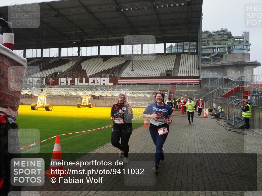 07.12.2025 - St. Pauli X-Mass-Run No. 15 Fabian Wolf http://msf.ph/oto/9411032 07.12.2025 11:12:16 Ziel 76, 79, 218, 388, 416, 597, 605, 671, 682, 695, 718, 819, 836, 839, 888, 1246, 1278 meine-sportfotos.de