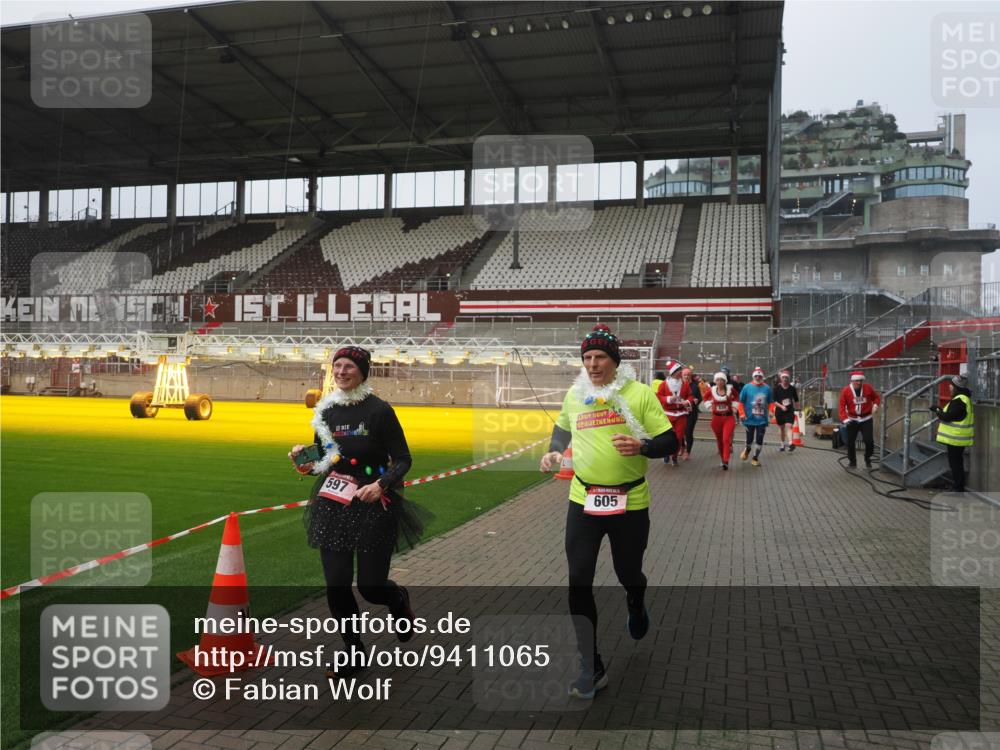 07.12.2025 - St. Pauli X-Mass-Run No. 15 Fabian Wolf http://msf.ph/oto/9411065 07.12.2025 11:12:20 Ziel 76, 79, 218, 416, 597, 605, 671, 682, 718, 836, 839, 888, 1246, 1278, 2858 meine-sportfotos.de