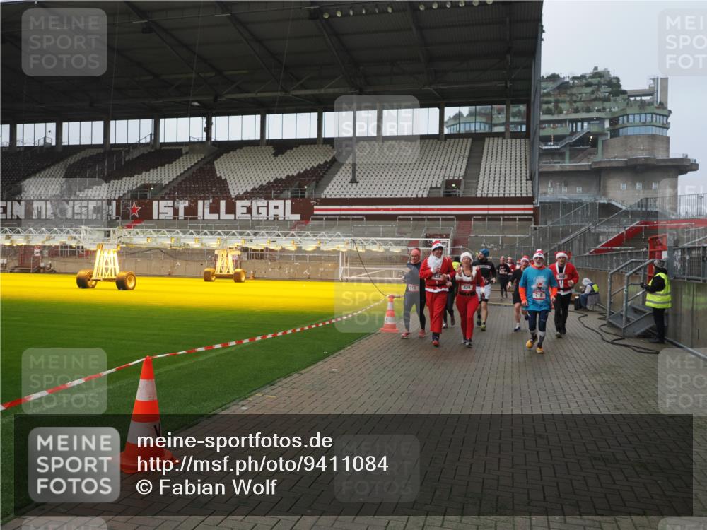 07.12.2025 - St. Pauli X-Mass-Run No. 15 Fabian Wolf http://msf.ph/oto/9411084 07.12.2025 11:12:22 Ziel 46, 76, 79, 218, 597, 605, 663, 671, 682, 718, 836, 839, 888, 2858 meine-sportfotos.de