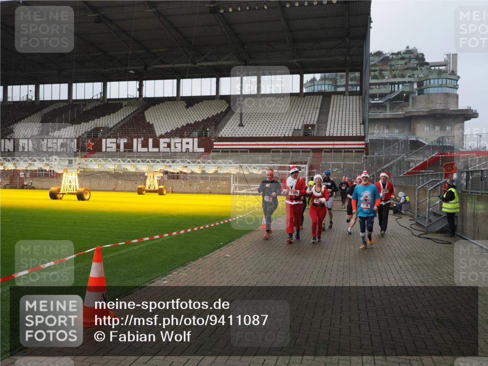 07.12.2025 - St. Pauli X-Mass-Run No. 15 Fabian Wolf http://msf.ph/oto/9411087 07.12.2025 11:12:22 Ziel 46, 76, 79, 218, 597, 605, 663, 671, 682, 718, 836, 839, 888, 2858 meine-sportfotos.de