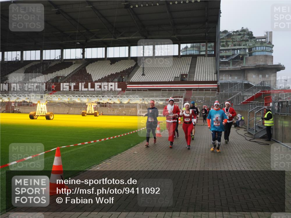 07.12.2025 - St. Pauli X-Mass-Run No. 15 Fabian Wolf http://msf.ph/oto/9411092 07.12.2025 11:12:23 Ziel 46, 76, 79, 218, 597, 605, 663, 671, 682, 718, 836, 839, 888, 2858 meine-sportfotos.de