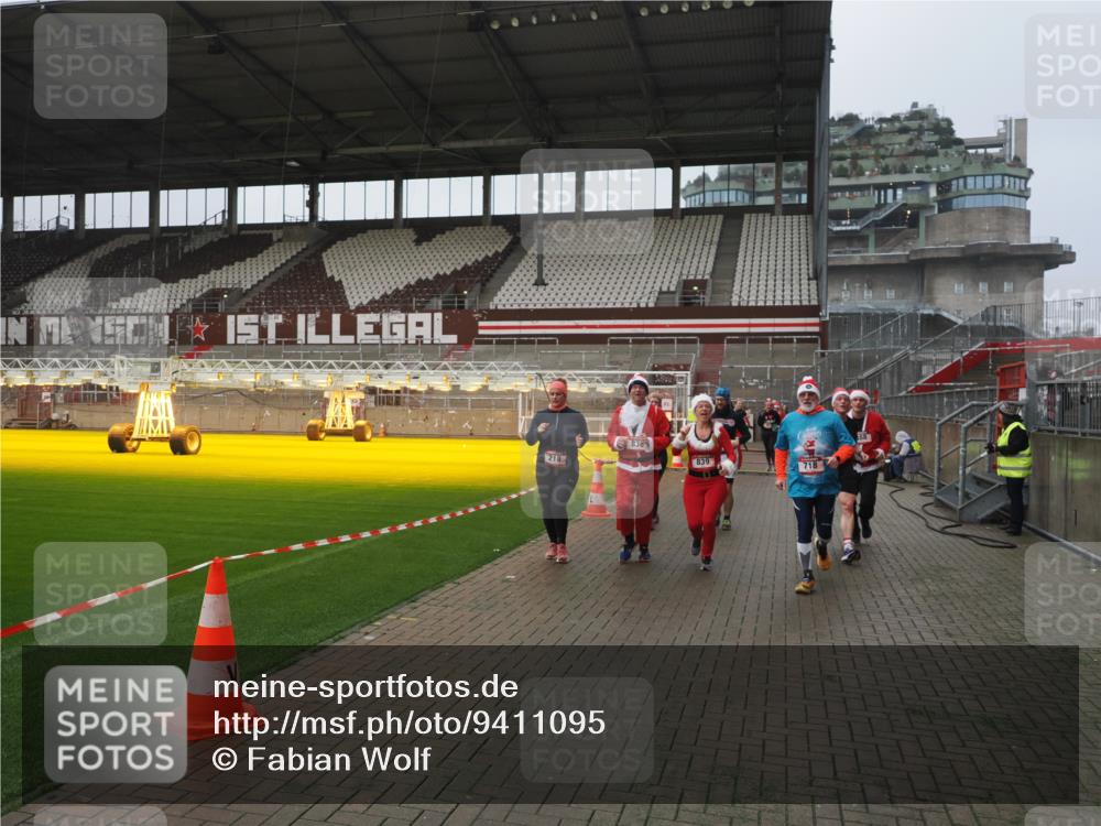 07.12.2025 - St. Pauli X-Mass-Run No. 15 Fabian Wolf http://msf.ph/oto/9411095 07.12.2025 11:12:23 Ziel 46, 76, 79, 218, 597, 605, 663, 671, 682, 718, 836, 839, 888, 2858 meine-sportfotos.de